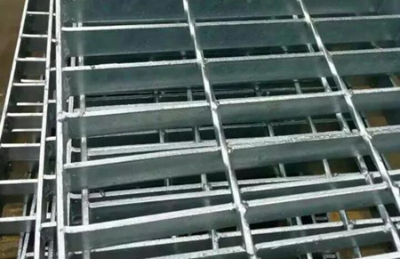 鋼格柵板自身具備了哪些不可忽視的優(yōu)勢(shì)呢? 鋼格柵板自身具備了哪些不可忽視的優(yōu)勢(shì)呢?